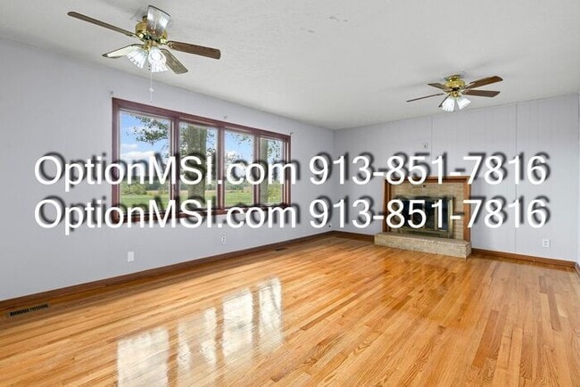 Building Photo - Spacious and move in ready!