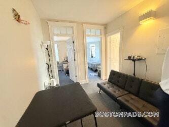 Building Photo - 829 Beacon St