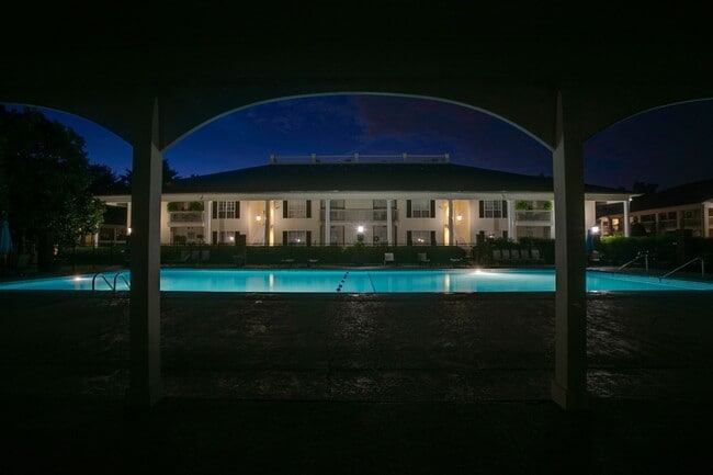 Building Photo - Townhome Close to MTSU