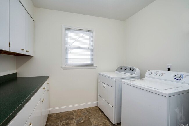 Building Photo - 10 Old Westbury Rd