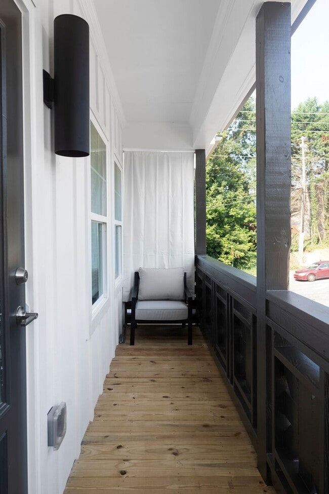 Building Photo - New luxurious townhome steps away from Downtown Acworth!