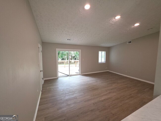 Building Photo - 6627 Bent Creek Dr