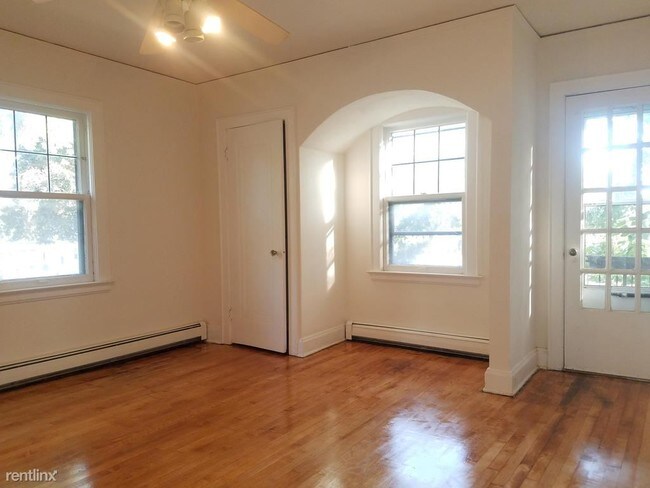 Building Photo - 2122 E Kenmore Pl
