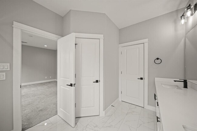 Building Photo - 823 Woodcrest Dr
