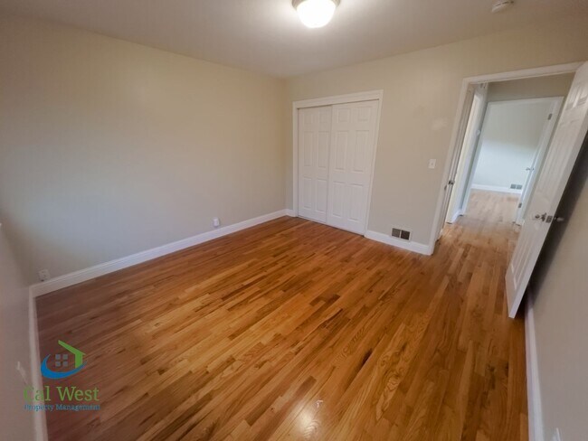 Building Photo - $2,695 - 2 BR/1BA Duplex-Downtown Willow G...