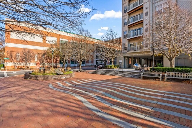 Building Photo - 1 Bed and Den 1 Bath - Silver Spring Condo - Garage Parking Space