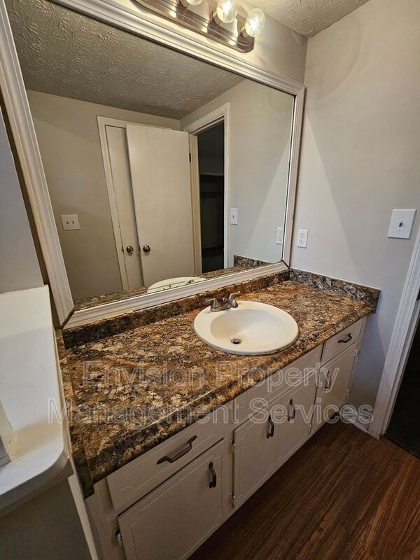 Building Photo - 200 Leigh Dr