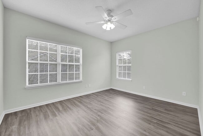 Building Photo - Bright and Spacious Townhome in Gate Community