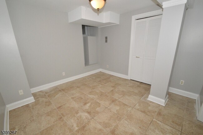 Building Photo - 139 Forest St