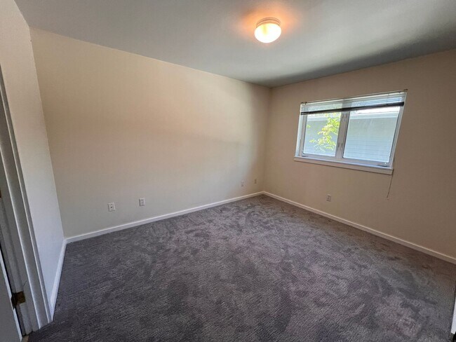 Building Photo - 2 Bedroom Duplex For Rent In Hood River