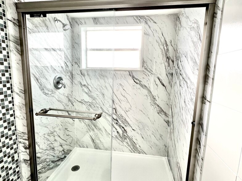 Guest Bathroom - 9410 Tangerine Pl