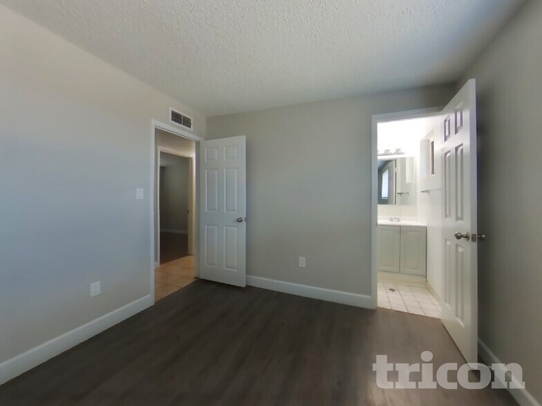 Building Photo - 2932 W Caribbean Ln