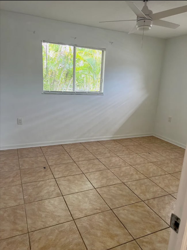 Building Photo - Spacious 2/1 duplex home in the Imperial Shores neighborhood