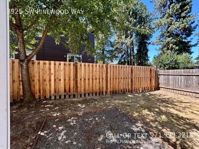 Building Photo - 3925 SW Pinewood Way