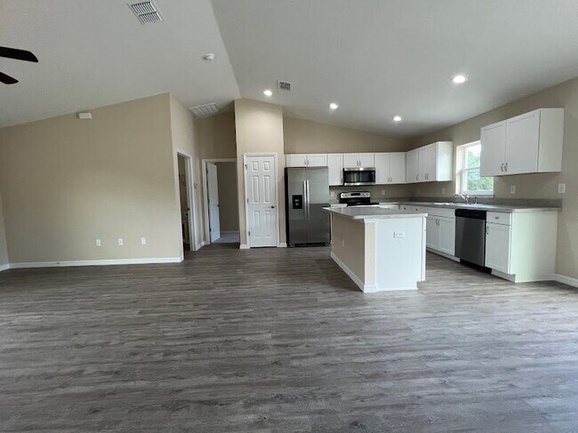 Building Photo - **Beautiful Home for Rent 3 Bd 2Bath