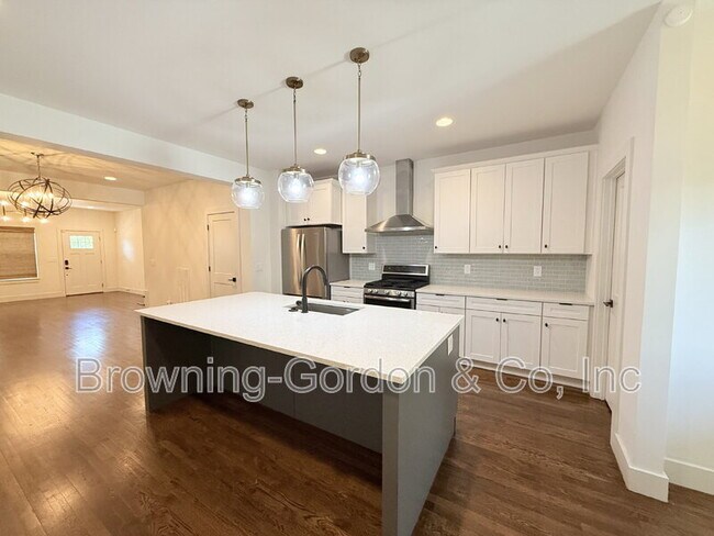 Building Photo - 2160B Whitney Ave