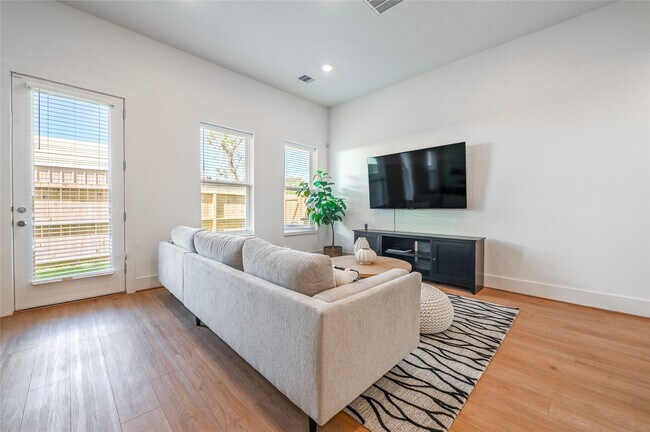 Building Photo - 7607 Victory Reserve St