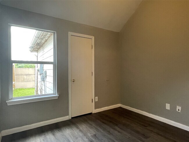 Building Photo - 811 Forest Hillside Ln