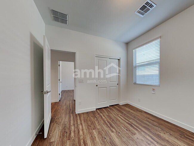 Building Photo - 4214 S 105th Dr
