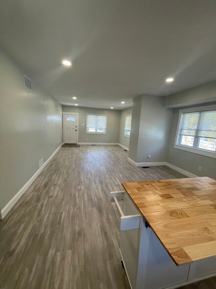 Large Living Space - 557 W Graisbury Ave