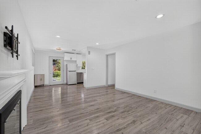 Building Photo - 2018 Redbush Terrace