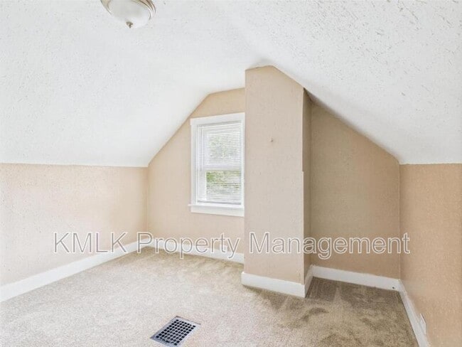 Building Photo - 84 E Mapledale Ave