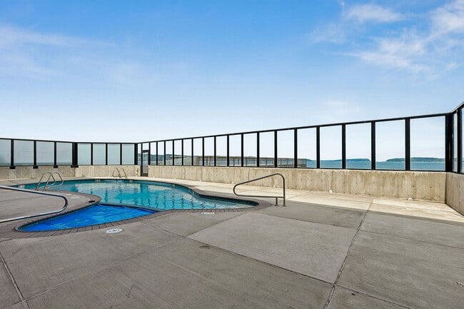 Building Photo - 2 Bedroom 2 Bath Top Floor Corner Unit  wi...
