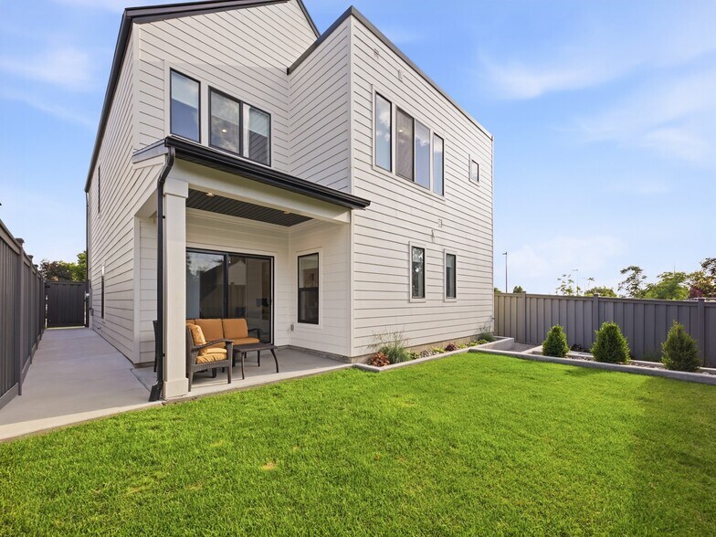 Building Photo - 584 W 620 N