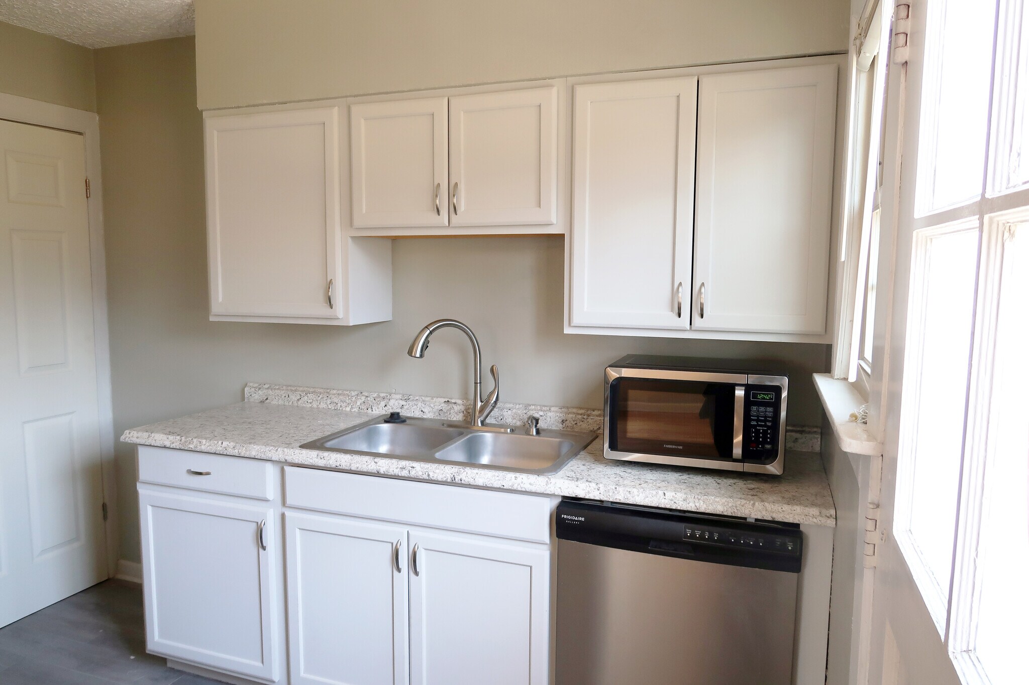 Kitchen - 4 - 7043 N College Ave
