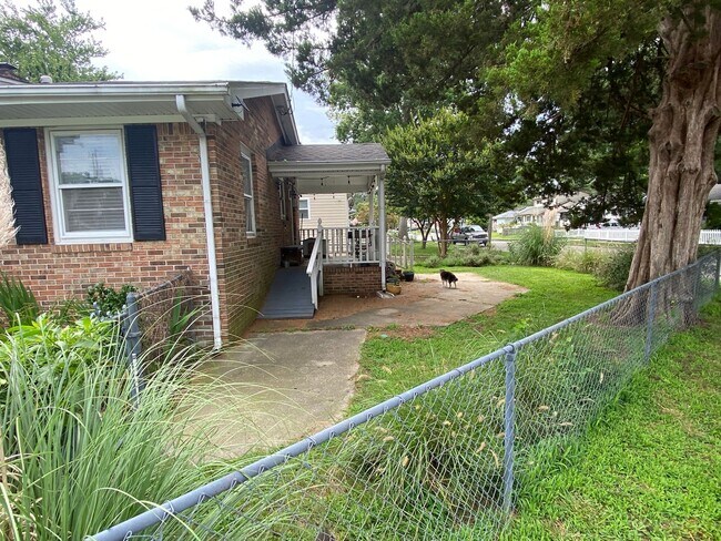 Building Photo - Charming Ranch Style Home - On Corner Lot!