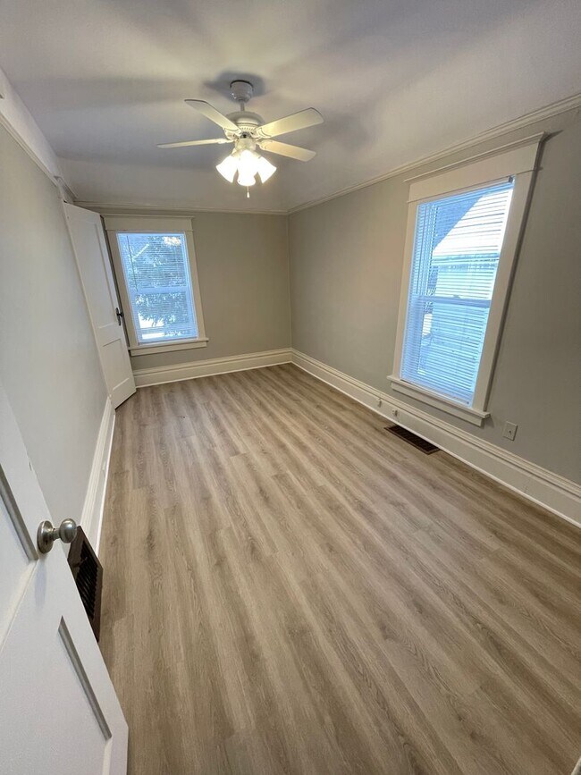 Building Photo - 606 N 60th Ave W