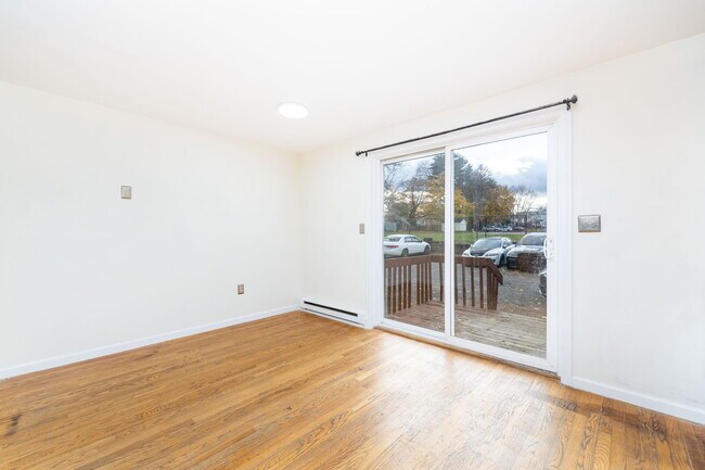 Building Photo - 112 Market St