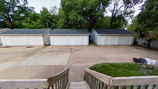 Building Photo - Huge 24' x 28' garage, two story duplex with two large bedrooms, one and a half bath, full baseme...