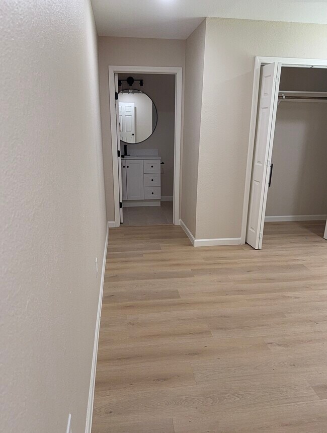 Building Photo - 1407 W Donovan St