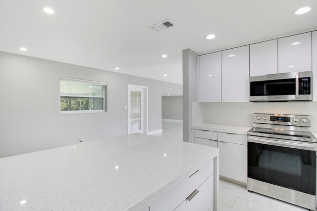 Building Photo - 1231 SW 32nd St