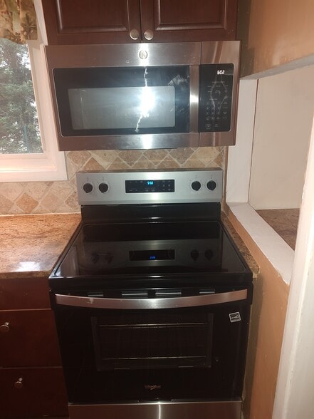 electric stove - 6208 Ivymount Rd