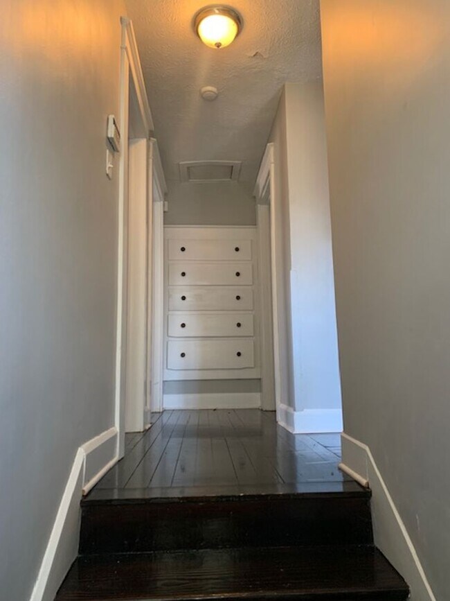 Building Photo - Beautiful 5 bedroom Home Located Near IU! ...