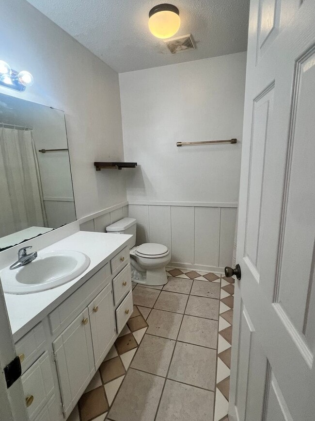 Building Photo - 3 Bedroom 2 Bathroom Duplex