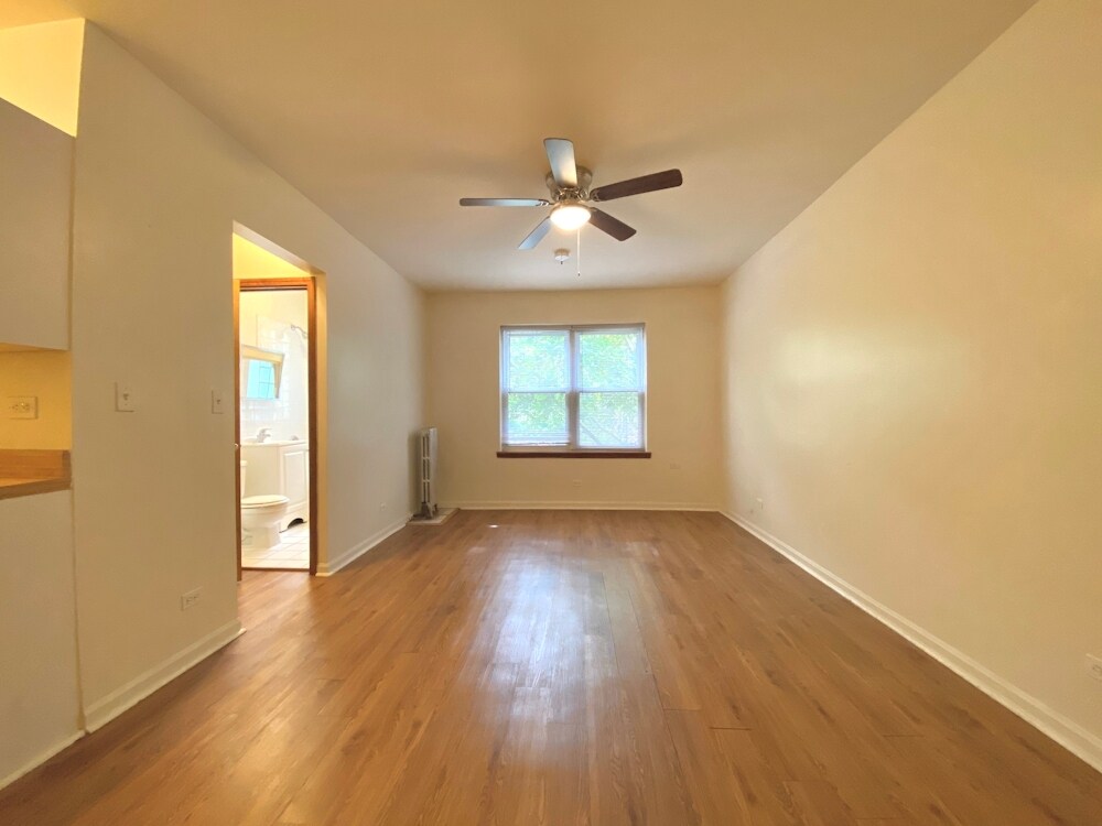 Building Photo - 4031 N Kenmore Ave