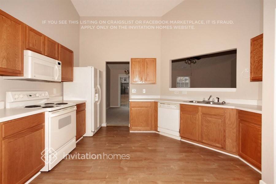 Building Photo - 302 Meadows Ln