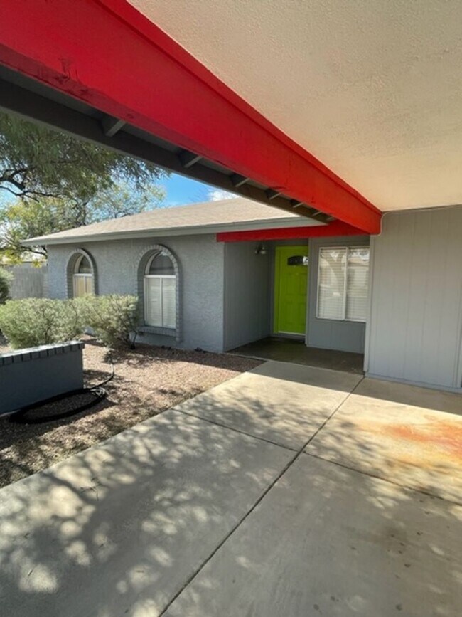 Building Photo - Charming 3 Bedroom Home | Oversized Backyard on Corner Lot