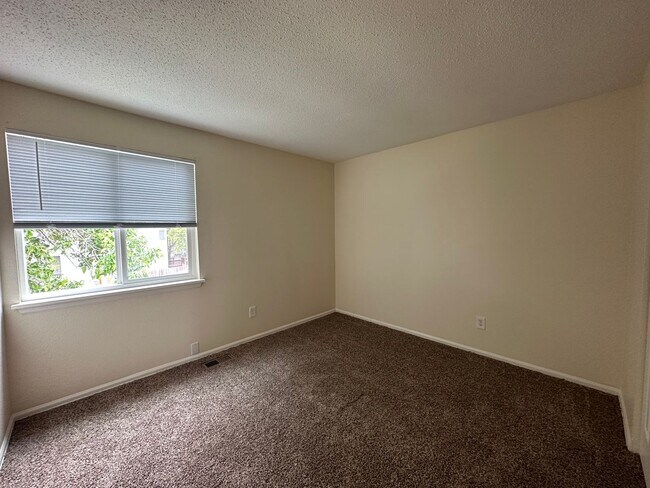 Building Photo - Updated 2 Bedroom w/ a Loft, 2 story