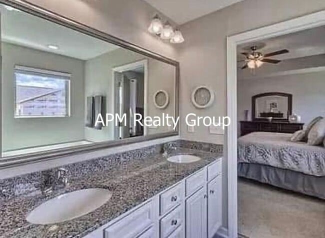 Building Photo - Desirable Chapin Living