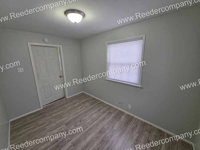 Building Photo - Large 4 bedroom 2 bathroom house