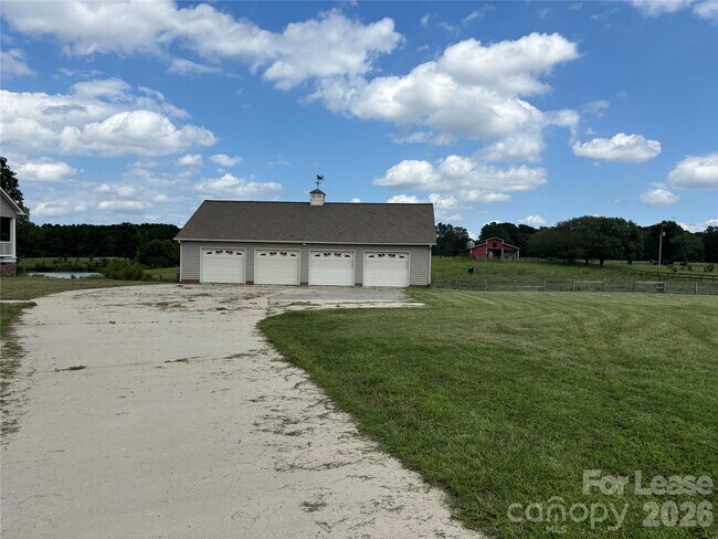 Building Photo - 2417 Lynwood Dr