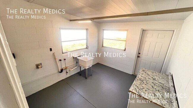 Building Photo - 2271 Northland Rd