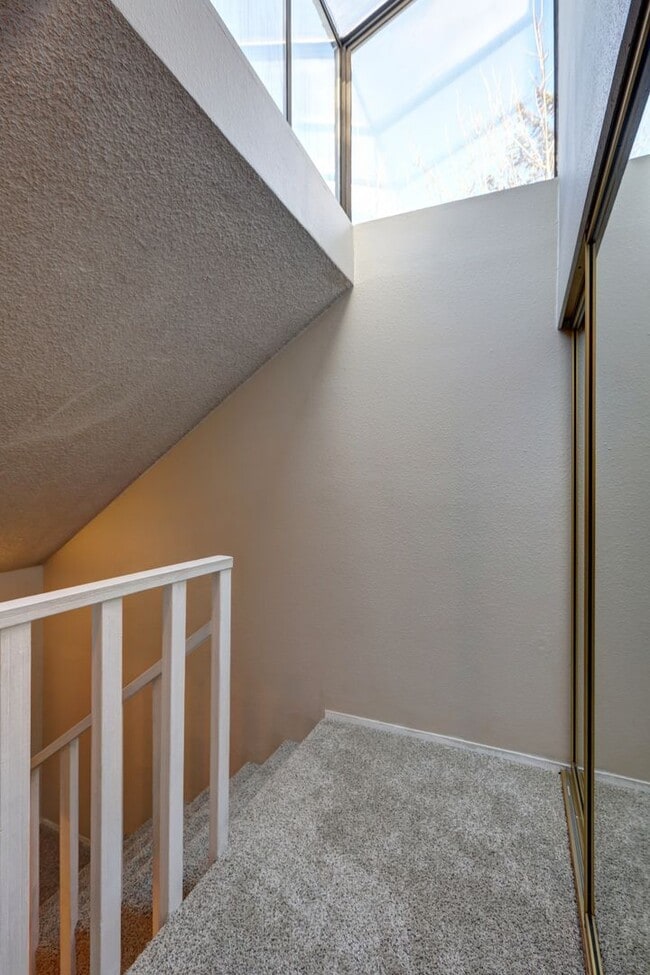 Building Photo - Very Nice 2 Bedroom Kent Valley Townhome, Great Location!