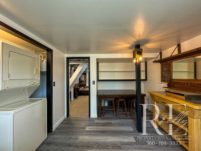 Building Photo - Charming Vintage Retreat with Stunning Views in Port Orchard