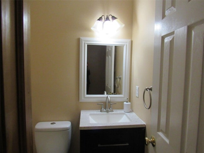 Building Photo - 105 Sarah Ln