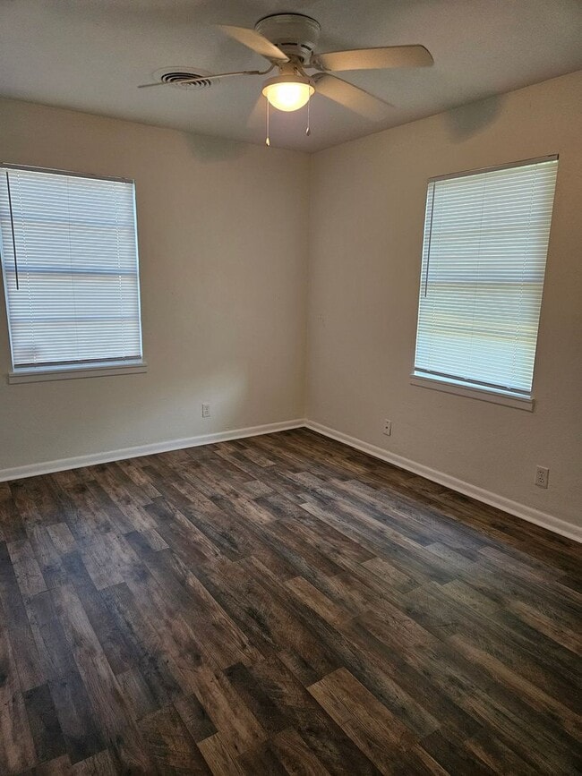 Building Photo - 3 BEDROOM AVAILABLE NOW!